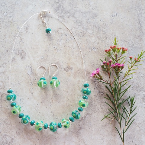 Handmade glass bead necklace - green