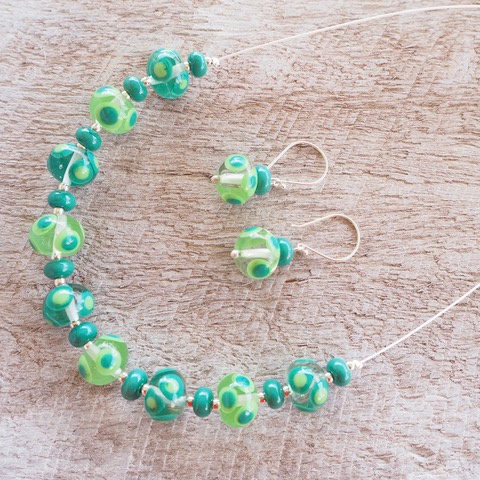 Handmade glass bead necklace - green