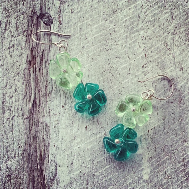 Cute green glass flower earrings