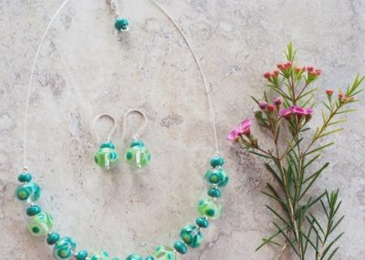 Handmade glass bead necklace - green