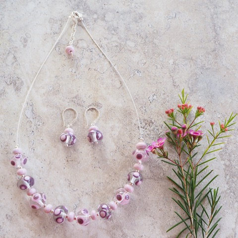 Handmade glass bead necklace - Pink