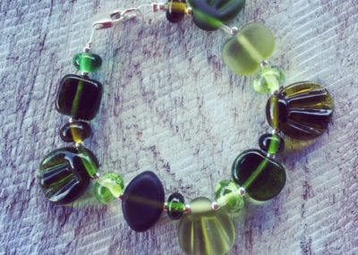 Recycled glass beads | handmade glass beads made from a wine bottle are using in this cute eco-bracelet.