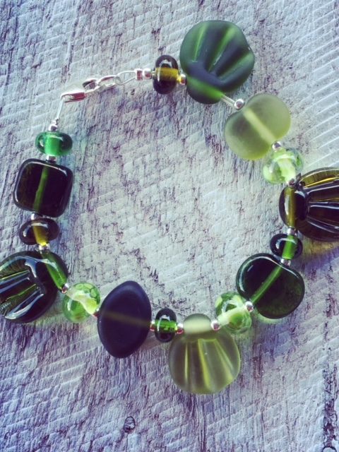 Recycled glass beads | handmade glass beads made from a wine bottle are using in this cute eco-bracelet.