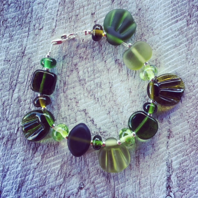 Recycled glass beads | handmade glass beads made from a wine bottle are using in this cute eco-bracelet.