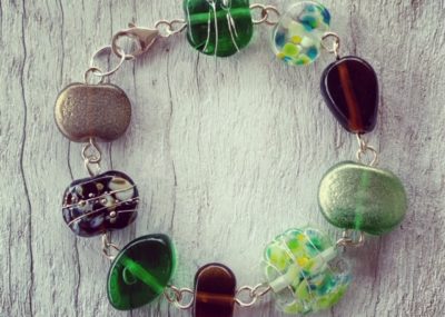 Gin, wine, beer and champagne bottles all blend beautifully in this bracelet