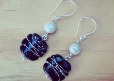 Black and grey pearl earrings