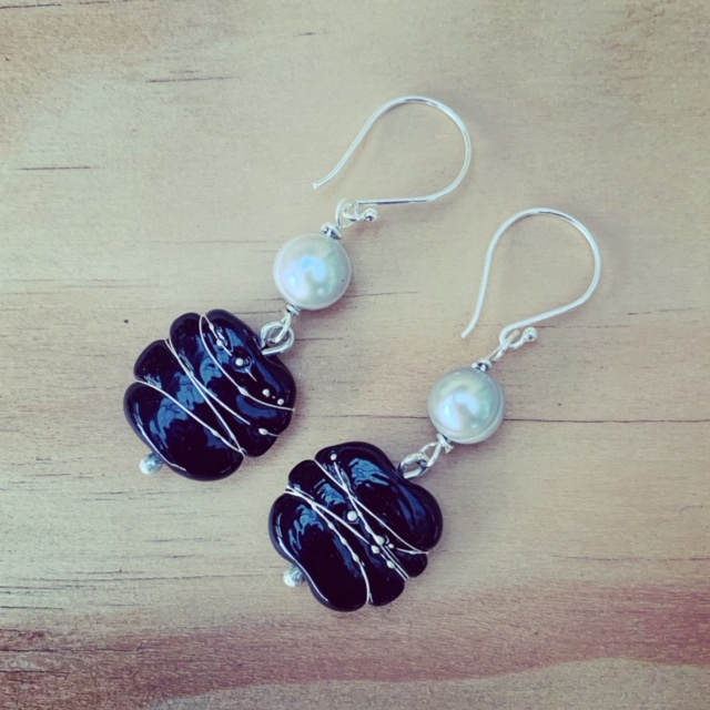 Black and grey pearl earrings