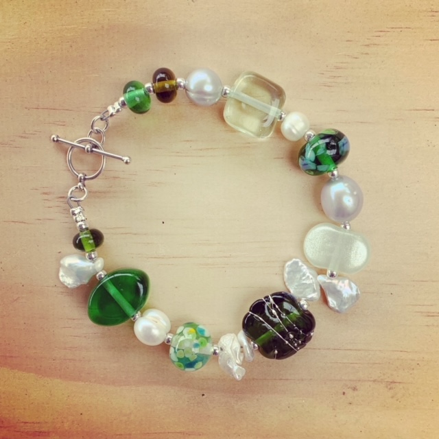 Green glass bead and pearl bracelet